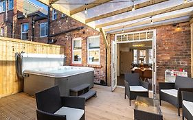 Emerald Park - Hot Tub & Games Room
